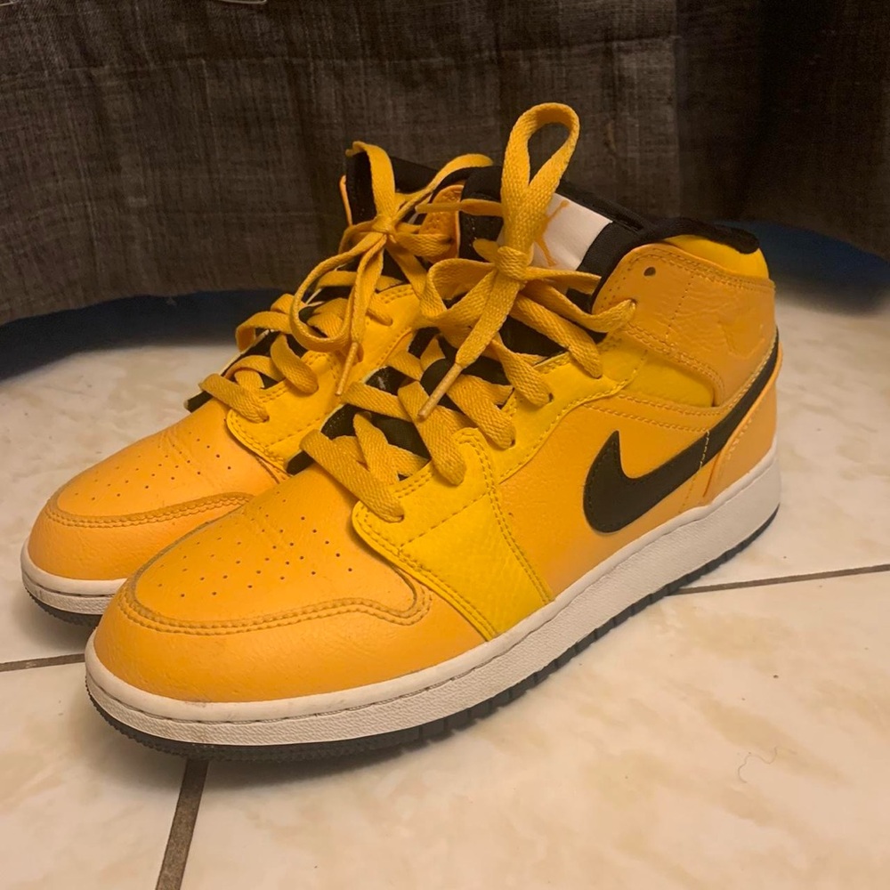 Nike University Gold Jordan 1 Mid